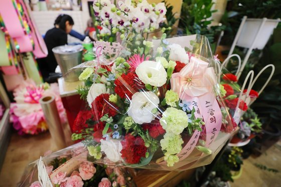 스승의 날을 이틀 앞둔 13일 오후 서울 서초구 강남꽃도매상가의 한 꽃집에 카네이션 바구니가 놓여 있다. 연합뉴스