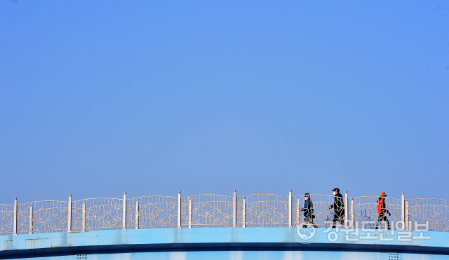 ▲ 강원 춘천 만천리에서 시민들이 푸른 하늘 아래서 산책을 하고 있다. [강원도민일보 자료사진]
