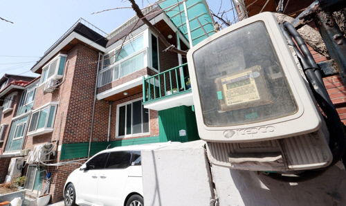 서울의 한 주택가에 전기계량기가 설치돼 있다. 연합뉴스.