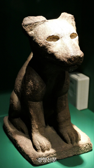 아스테카에서 개는 주인의 영혼이 사후 세계로 떠날 때 동반자로 여겨졌다. 식용으로 사육하기도 했다. 이 ‘개’(아스테카 추정, 14세기 중반~1521년)