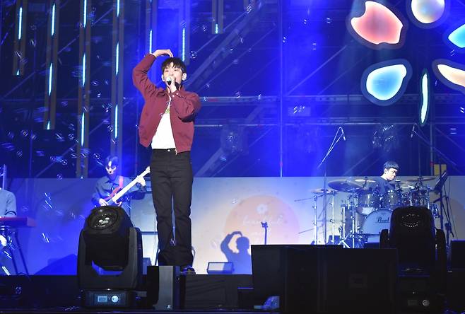 Singer-songwriter Paul Kim performs onstage at “Beautiful Mint Life 2022” at the Olympic Park’s 88 Jandi Madang in southeastern Seoul on Saturday. (Jie Ye-eun/The Korea Herald)