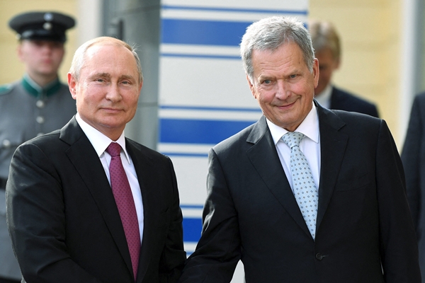 사울리 니니스퇴(오른쪽) 핀란드 대통령이 2019년 8월 21일(현지시간) 수도 헬싱키 대통령궁을 찾은 블라디미르 푸틴 러시아 대통령과 악수하고 있다. AFP연합뉴스