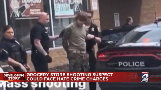 뉴욕주 버펄로시 슈퍼마켓 '탑스' 앞에서 총기 난사 범행 후 경찰에 체포되고 있는 총격범의 모습. 군복을 입은 모습이 눈에 띈다. 방송 뉴스 화면 캡처