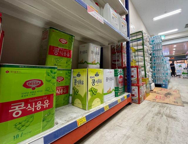 지난 13일 오후 서울 시내 식자재 전문 마트의 식용유 판매대 모습이다. 일부 창고형 할인매장은 1인당 식용유 구매 수량을 제한하고 있다. 연합뉴스