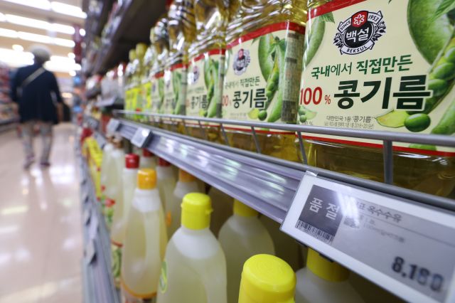 15일 서울의 한 대형마트에 판매 중인 일부 식용유 제품이 품절 상태다. 연합뉴스