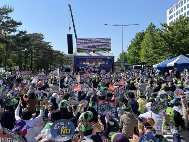 '차별금지법 제정 반대'를 촉구하는 성도들이 15일 서울 여의도 국회 앞에서 열린 미스바구국기도회에 참석하고 있다.