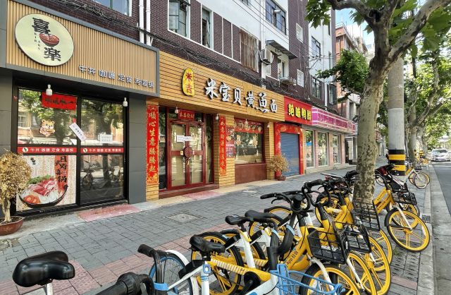 14일 봉쇄된 중국 상하이의 한 음식점 출입문에 봉인 스티커가 붙어 있다. 연합뉴스