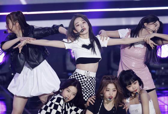 (서울=뉴스1) 권현진 기자 = 르세라핌 사쿠라(가운데)가 10일 오후 서울 마포구 SBS프리즘타워에서 열린 SBS MTV '더쇼'에 출연해 화려한 공연을 선보이고 있다. 2022.5.10/뉴스1