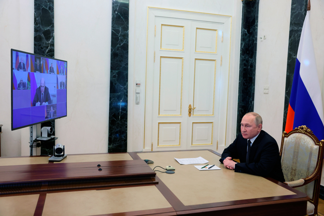 13일(현지시간) 블라디미르 푸틴 러시아 대통령이 북대서양조약기구(나토) 가입을 추진하기로 한 핀란드와 스웨덴으로부터의 잠재적 위협에 대해 모스크바 크렘린궁에서 국가안전보장회의 관계자들과 화상회의를 하고 있다. 연합뉴스·EPA