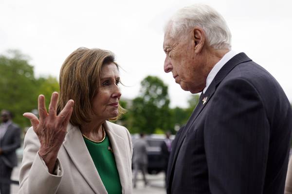 지난 12일 미국 워싱턴에서 낸시 펠로시(왼쪽) 하원 의장이 코로나19로 인해 목숨을 잃은 미국인 100만 명을 기리는 묵념을 한 뒤 스테니 호이어 민주당 하원 원내대표와 대화를 나누고 있다. 연합뉴스·EPA