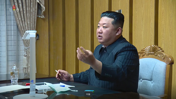 김정은 북한 국무위원장이 코로나19 확산 대응을 위해 지난 12일 평양의 국가비상방역사령부를 방문해 회의를 주재하고 있다. 뉴시스·조선중앙TV 캡처