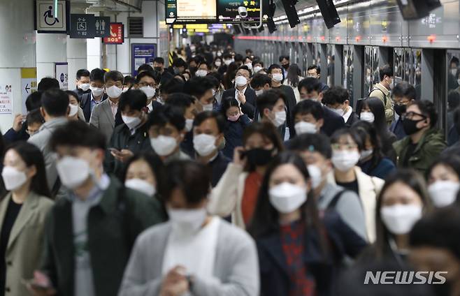 [서울=뉴시스] 서울 광화문역 승강장을 오가는 시민들이 모두 마스크를 쓰고 지하철을 이용하고 있습니다. photo@newsis.com