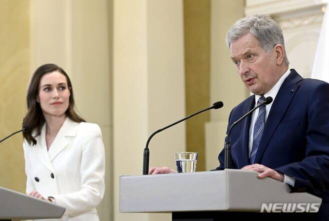 [AP/뉴시스] 15일 핀란드의 사울리 니니스토 대통령(오른쪽)과 사나 마린 총리가 대통령궁에서 '핀란드 안보정책 결정'에 관한 기자회견을 열고 나토가입 신청방침을 공식 발표하고 있다