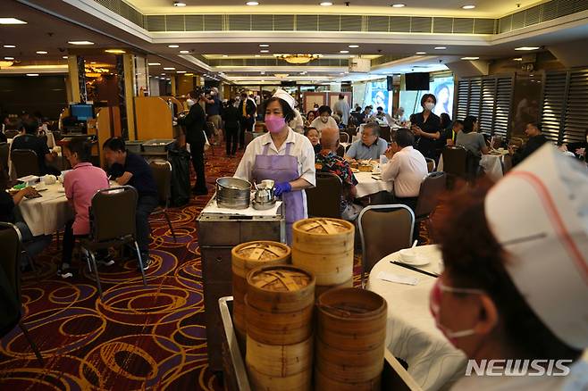 [홍콩=AP/뉴시스] 홍콩 시내 식당에서 5일 손님들이 코로나 예방을 위해 착용한 마스크를 벗은 채 점심식사를 하고 있다. 2022.05.06