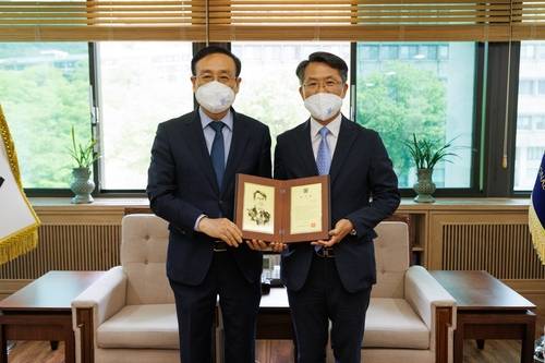 한호재(오른쪽) 서울대 수의과대학 학장이 지난 11일 서울대에 1억원의 기부한 뒤 오세정 총장으로부터 감사패를 전달받고 있다. 사진제공=서울대