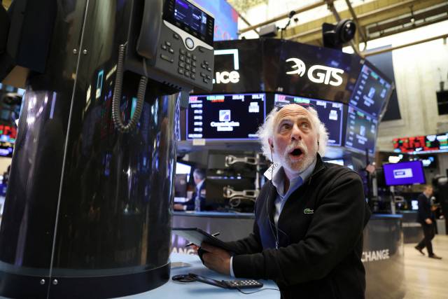 미국 뉴욕증시가 폭락한 5일(현지시간) 뉴욕증권거래소(NYSE) 입회장의 한 트레이더가 시세판을 바라보며 놀란 표정을 하고 있다./연합뉴스
