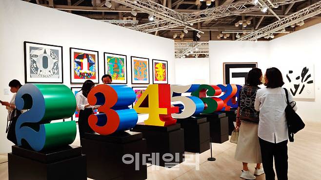 부산 해운대구 벡스코에서 연 ‘아트부산 2022’의 전경. 갤러리현대 부스를 찾은 관람객들이 로버트 인디애나의 입체작품 ‘1부터 0까지’(10개의 숫자·1978∼2003) 등을 둘러보고 있다. 엔데믹 덕에 나들이 나선 관람객까지 겹쳐 전시장은 내내 북적였으나, 작품을 서로 차지하겠다고 뛰고 달리며 난타전 직전까지 갔던 예전 아트페어 전경은 연출되지 않았다(사진=오현주 문화전문기자).