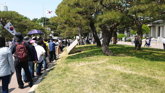 16일 서울 청와대 본관 앞에서 기념 사진을 찍기 위해 관람객들이 줄을 서서 기다리고 있다(사진=이윤정 기자).