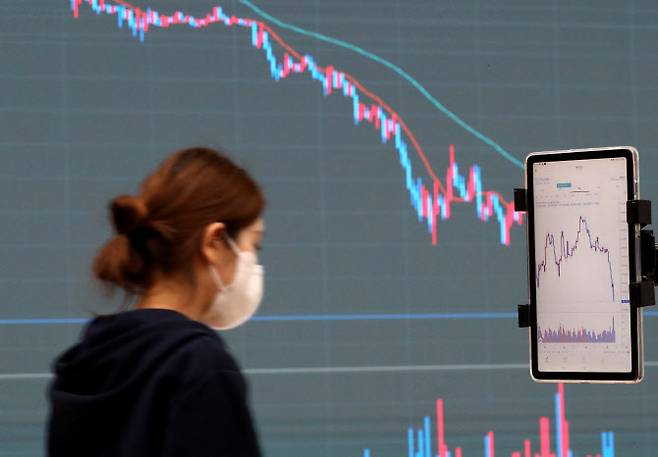 서울 서초구 빗썸 고객센터 전광판에 비트코인 등 가상자산의 차트가 표시되고 있다. 최근 한국 블록체인 기업 테라가 발행하는 스테이블코인 ‘테라’가 사흘째 무너지면서 자매코인격인 ‘루나’ 역시 5월초 대비 95%에 가까운 폭락이 이어지고 있다. (사진=뉴스1)