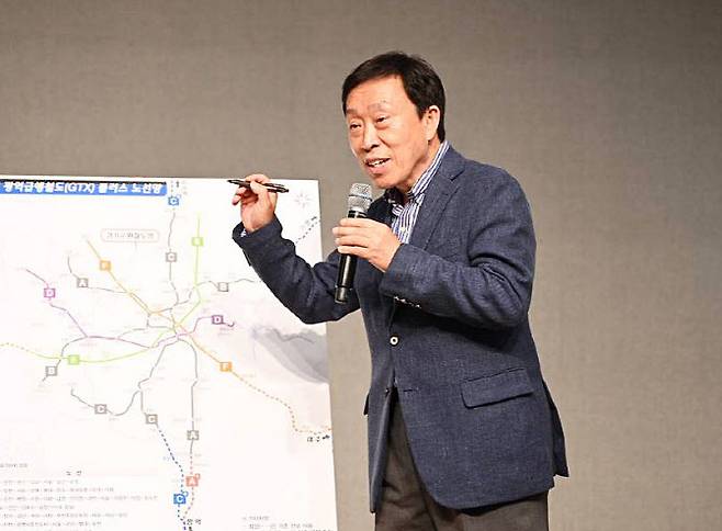 제종길 더불어민주당 경기 안산시장 후보가 16일 안산문화예술의전당 국제회의장에서 공약 발표 기자회견을 하고 있다. (사진 = 제종길 후보 제공)