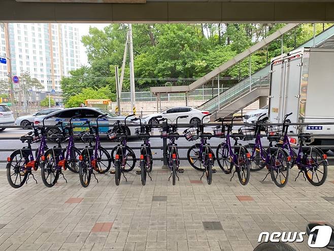 경전철 김량장역에 세워져 있는 공유자전거 모습.(용인시 제공) © News1
