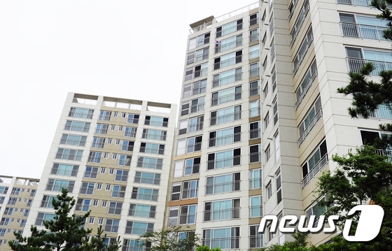 16일 한국부동산원이 발표한 '4월 전국주택가격 동향조사'결과에 따르면 지난달 제주지역 주택종합 매매가격은 전월 대비 0.11% 상승했다. 제주시내 한 아파트 단지. © News1 DB