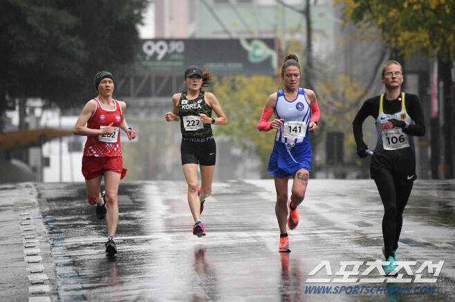 오상미(왼쪽 두 번째)가 브라질 카시아스두술 데플림픽 여자마라톤에서 역주하고 있다. 사진제공=한국농아인스포츠연맹