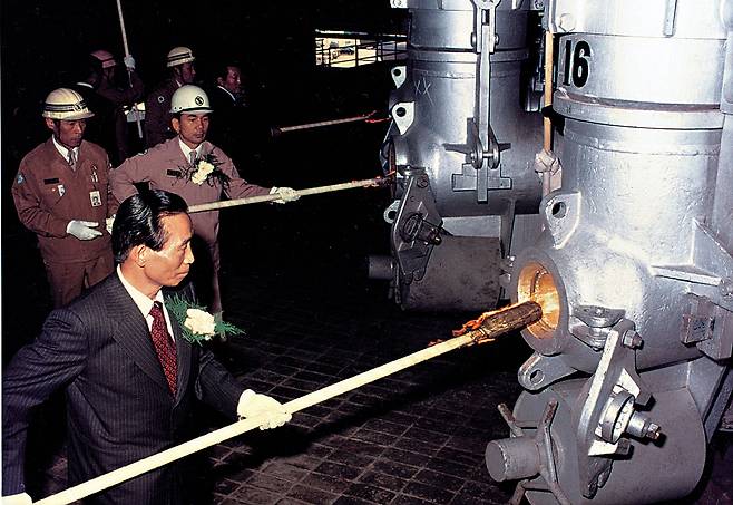 1976년 5월 31일 박정희 대통령과 박태준 사장(당시)이 포항제철 2고로 화입을 하고 있는 모습./연합뉴스