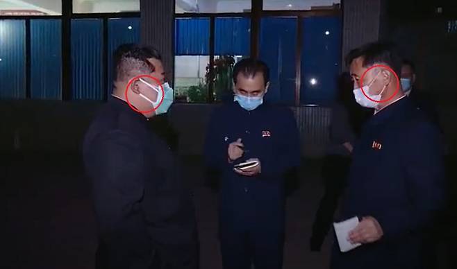 마스크를 두 장 쓴 것으로 추정되는 김정은 국무위원장 모습/ 조선중앙TV