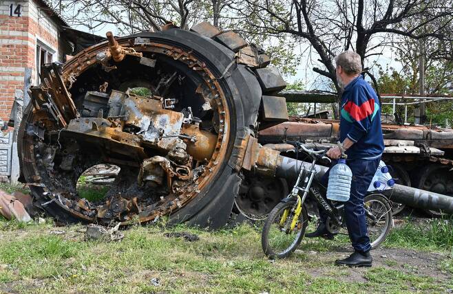 우크라이나 제2의 도시 하르키우 인근에 나뒹구는 러시아군 탱크의 잔해.