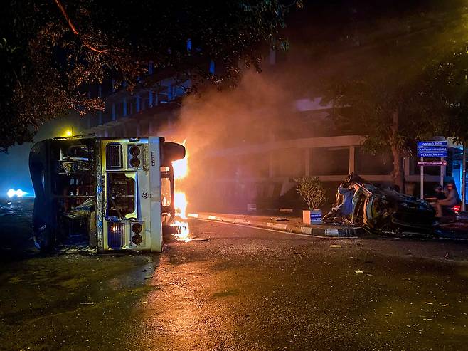 스리랑카 총리 관저 주변서 불타는 정부 지지 시위대 버스 /AFP=연합뉴스
