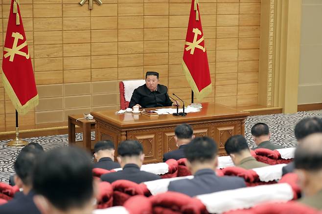 김정은 북한 조선노동당 총비서가 15일 열린 당 중앙위원회 정치국 비상협의회에서 코로나19 확산과 관련해 의약품들이 제때 공급되지 못하고 있다고 질타했다./ 뉴스1