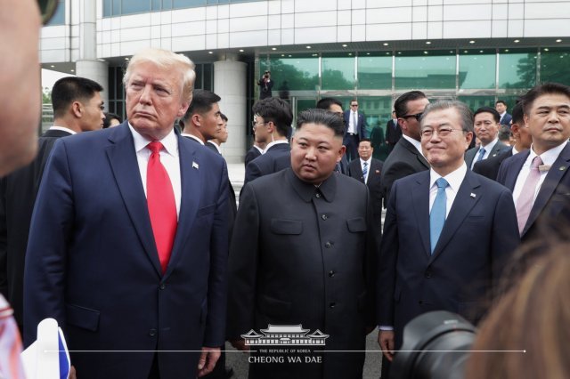 2019년 6월 30일 당시 문재인 대통령과 도널드 트럼프 미국 대통령이 판문점을 방문해 김정은 북한 국무위원장을 만나고 있다. 청와대 페이스북