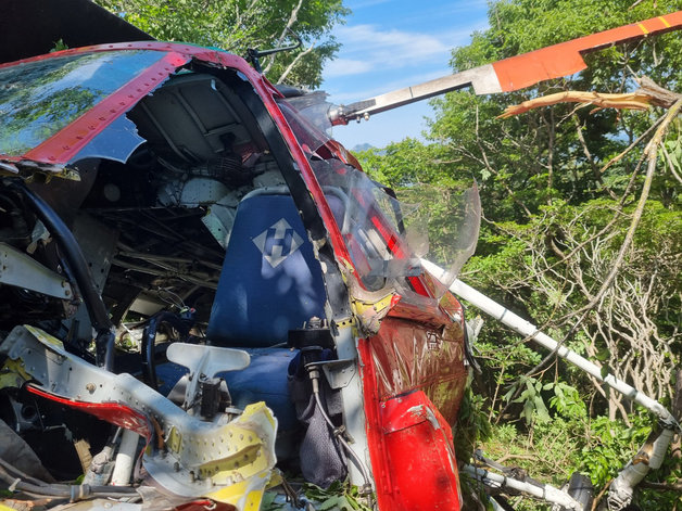 16일 경남 거제시 선자산 부근에 숲길 조성 자재를 운반 하던 시코르스키 헬기가 추락해  동체가 파손되어 있다. (경남 경찰 제공) 뉴스1