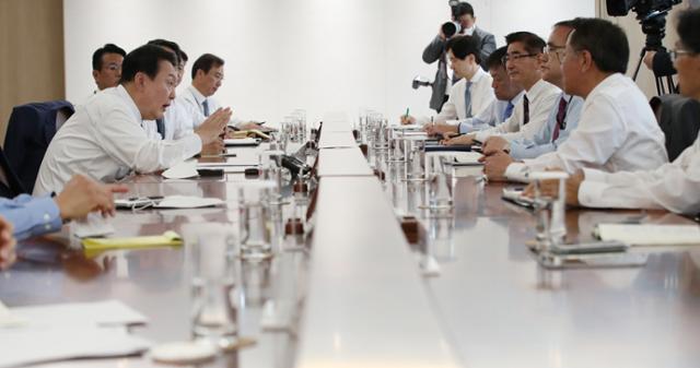 윤석열(왼쪽 첫 번째) 대통령이 11일 용산 대통령실에서 열린 수석비서관회의에서 모두발언을 하고 있다. 뉴스1