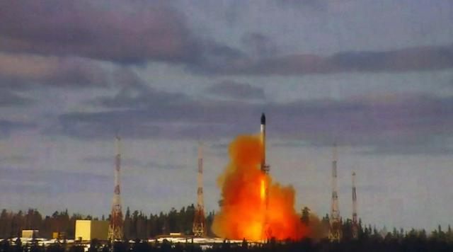 러시아가 지난달 20일 아르한겔스크주 플레세츠크 우주기지에서 핵탄두를 장착할 수 있는 차세대 대륙간탄도미사일(ICBM) RS-28 '사르마트'를 시험 발사하고 있다. 플레세츠크=AFP 연합뉴스