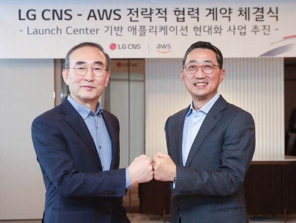 LG CNS 대표이사 김영섭 사장(왼쪽)과 AWS코리아 함기호 대표(오른쪽)가 전략적 협력계약(SCA) 체결 후 기념 촬영하는 모습 [사진=LG CNS ]
