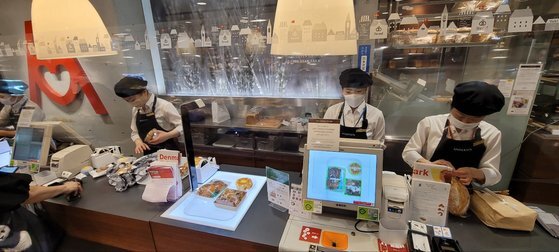 일본 도쿄 우에노역 앞에 있는 빵집 '안데르센'에는 AI 계산기 '베이커리 스캔'(가운데)이 도입돼 있다. 100여 종이 넘는 빵을 인식해 빵이 담긴 쟁반을 올려놓기만 하면 자동으로 계산해준다. 빵 계산에 적용한 AI 기술은 암 세포 연구로 이어지기도 했다. 사진 김현예 도쿄 특파원