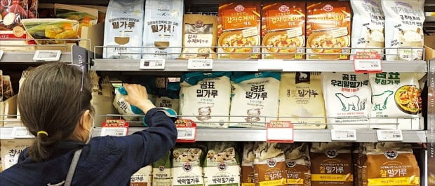 인도의 밀 수출 금지로 국내 식탁물가 부담이 더 커질 전망이다. 15일 서울의 한 대형마트에서 소비자가 밀가루를 고르고 있다.  연합뉴스
