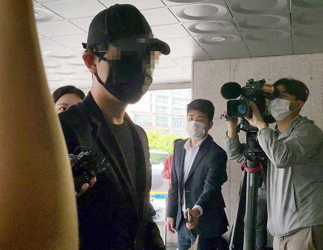 인터넷 방송 BJ A씨가 16일 서울 성동경찰서에 주거침입 혐의로 조사를 받기 위해 출석하고 있다. A씨는 테라폼랩스 권도형 대표 자택에 찾아가 초인종을 누른 혐의를 받고 있다. 연합뉴스
