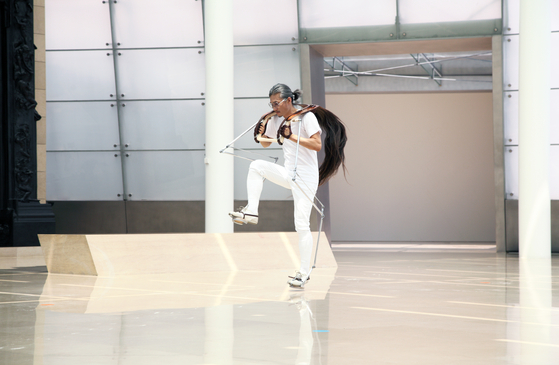 A scene from “Measure” (2014), a five-minute single-channel video showing Lee galloping like a horse in a device he made. [BUSAN MUSEUM OF ART]