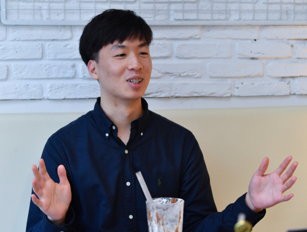 윤도현씨가 지난 12일 경기도 부천의 한 카페에서 가족의 울타리에 대한 자신의 생각을 소개하고 있다. 부천=신석현