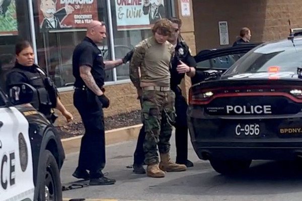 14일(현지시간) 미국 뉴욕주 버펄로 슈퍼마켓 총격사건을 일으킨 페이튼 젠드론(18)이 경찰에 붙잡혔다. 로이터연합뉴스
