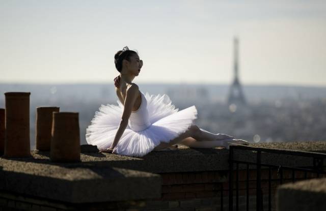 파리오페라발레 에투알 박세은이 가르니에 극장 지붕에서 파리 시내를 바라보고 있다. (c)에투알 클래식