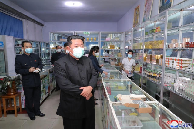 조선중앙통신은 16일 김정은 북한 국무위원장이 평양 대동강 인근  약국을 찾아 코로나19 관련 의약품 공급 실태를 직접 파악했다고 밝혔다. 연합뉴스