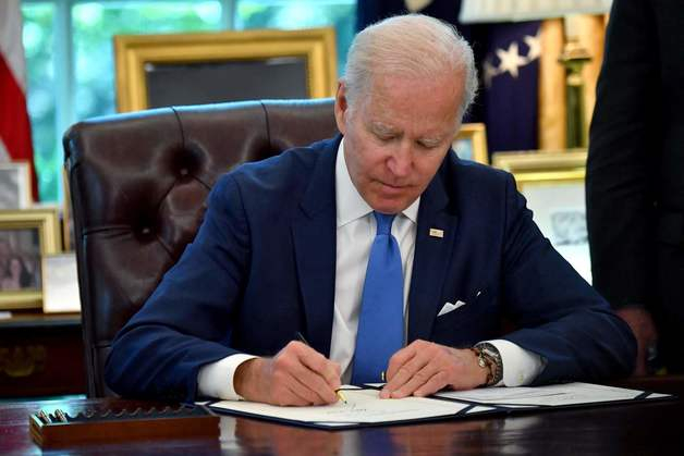 (워싱턴 AFP=뉴스1) 우동명 기자 = 조 바이든 미국 대통령이 9일(현지시간) 워싱턴 백악관에서 우크라이나 민주주의 방어 무기 대여 법안에 서명을 하고 있다.   (C) AFP=뉴스1