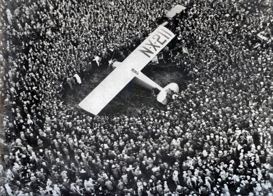 찰스 린드버그가 1927년 5월 21일 대서양 무착륙 단독 횡단에 성공하고 파리 르부르제 공항에 도착하자 엄청난 환영 인파가 비행기 주변을 에워싸고 있다. 자료사진