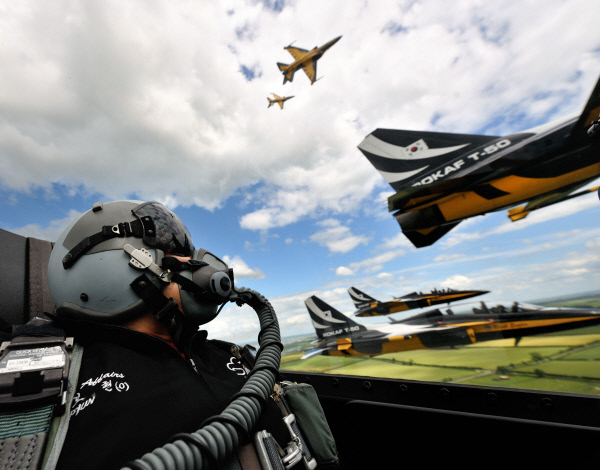 공군 특수비행팀 블랙이글스 비행 장면. 공군은 블랙이글스가 오는 7월 9일부터 22일까지 영국에서 잇달아 열리는 사우스포트(Southport)·리아트(RIAT)·판버러(Farnborough) 등 세 가지 에어쇼에 모두 참가할 예정이라고 밝혔다. 공군 제공