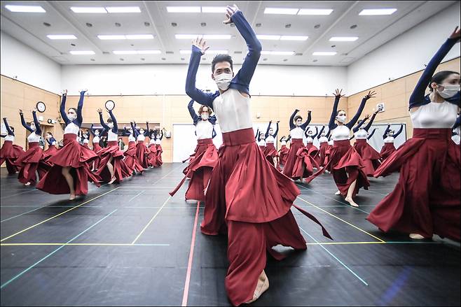 가장 전통적이고 유교적인 춤이 55명의 무용수가 선보이는 ‘칼군무’로 다시 태어났다. 무형문화재 제1호인 종묘제례악 ‘일무’가 서울시무용단의 재해석으로 관객과 만난다. [세종문화회관 제공]