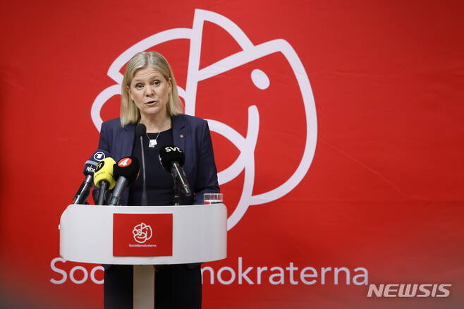 [스톡홀름=AP/뉴시스] 마그달레나 안데르손 스웨덴 총리가 15일(현지시간) 스톡홀름 사회민주당 당사에서 기자회견을 열고 있다. 집권 여당인 사회민주당은 이날 스웨덴의 나토(NATO) 가입을 찬성한다고 밝혔다. 2022.05.16